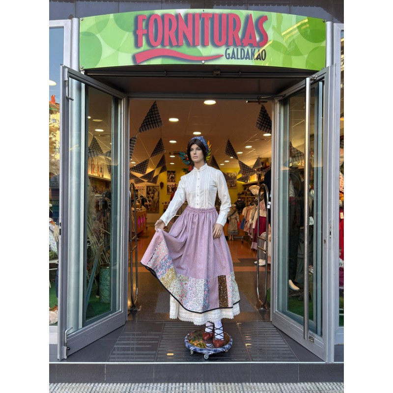 Falda vasca granate con patchwork floral en el bajo