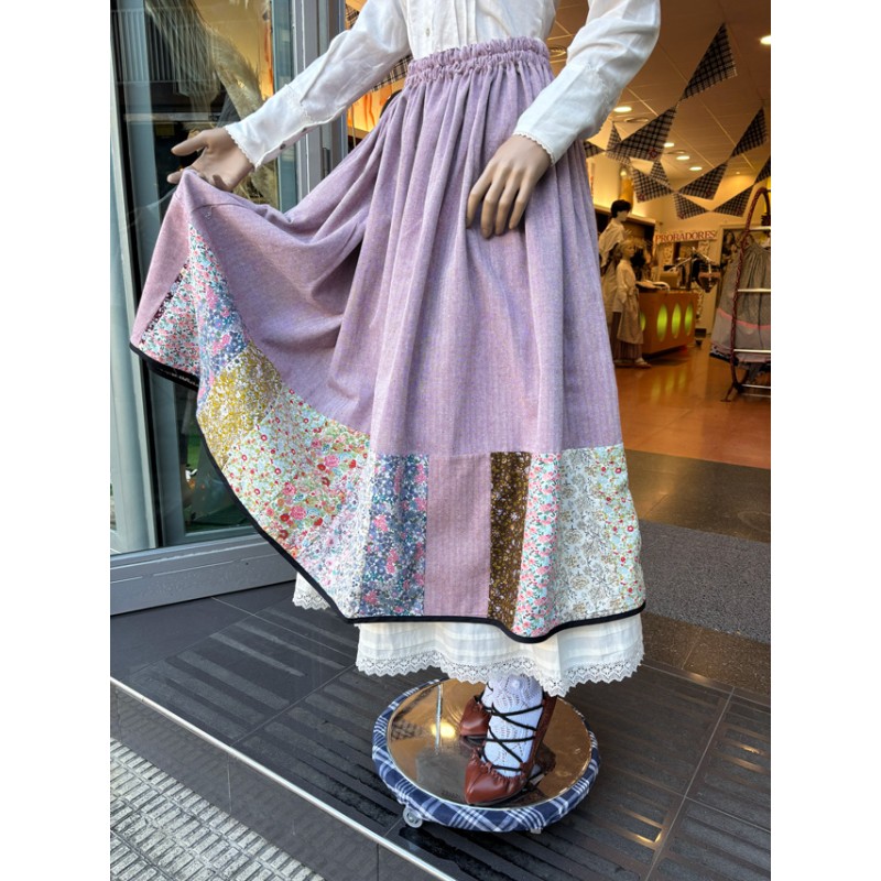Falda vasca granate con patchwork floral en el bajo