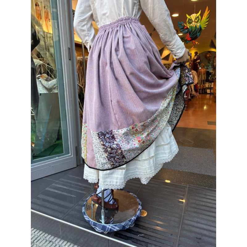 Falda vasca granate con patchwork floral en el bajo