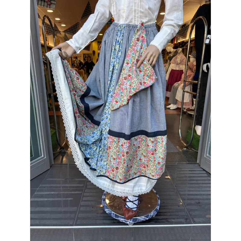 Falda vasca azul con flores y pañuelo a juego