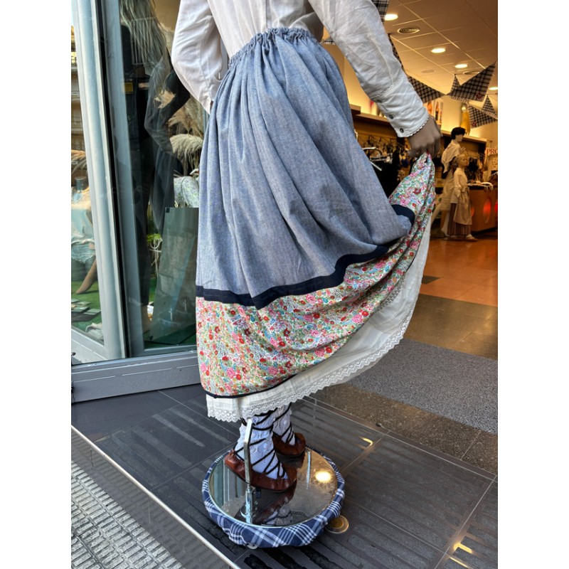 Falda vasca azul con flores y pañuelo a juego