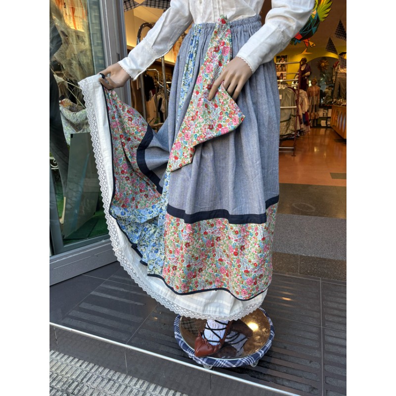 Falda vasca azul con flores y pañuelo a juego