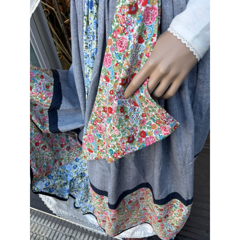 Falda vasca azul con flores y pañuelo a juego