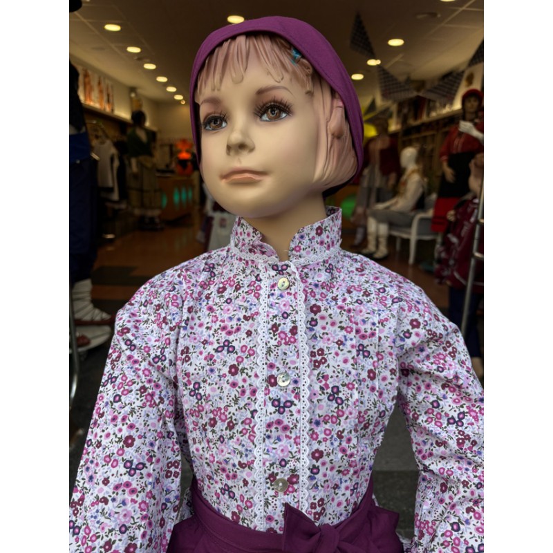 Lore-blusa, gona eta mantal bidezko neskato moreen jantzi tradizionala