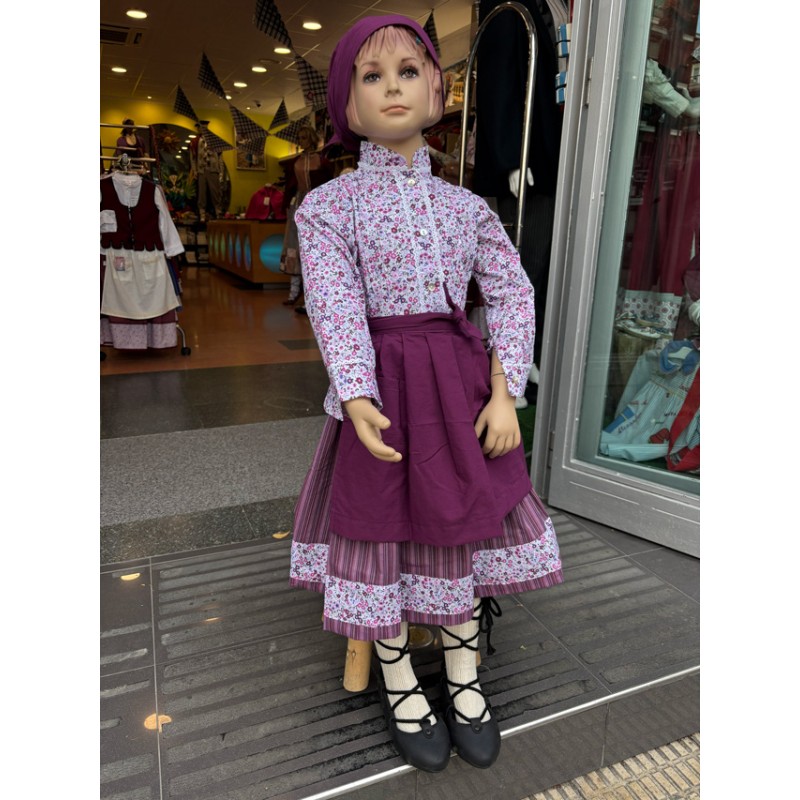 Lore-blusa, gona eta mantal bidezko neskato moreen jantzi tradizionala