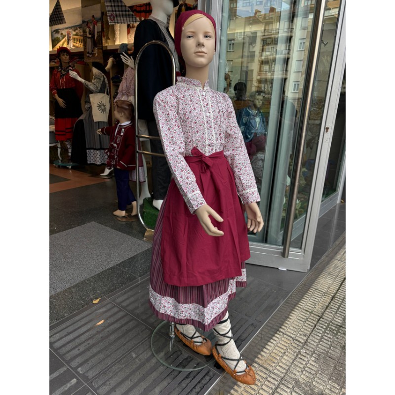 Neskatila granate talde tradizionala lore-blusarekin, gonarekin eta mantalarekin