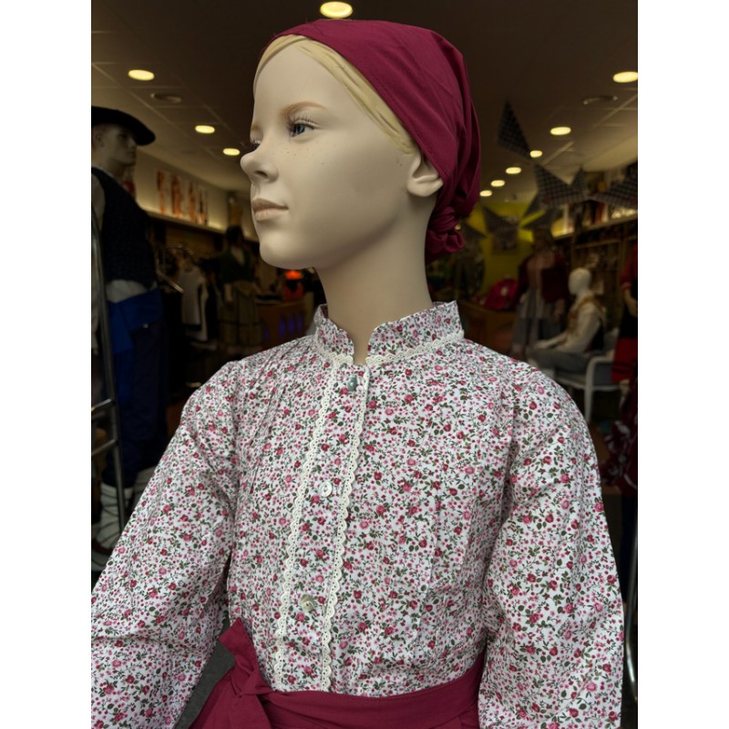 Neskatila granate talde tradizionala lore-blusarekin, gonarekin eta mantalarekin