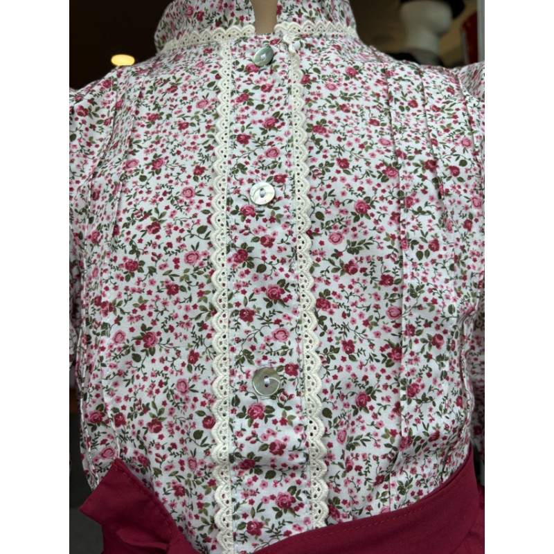 Neskatila granate talde tradizionala lore-blusarekin, gonarekin eta mantalarekin