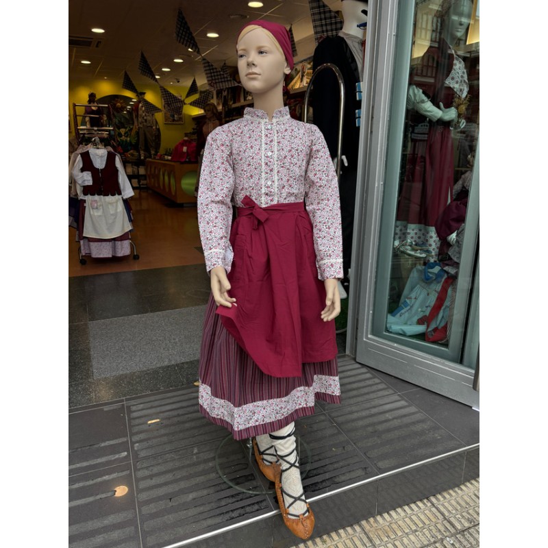 Neskatila granate talde tradizionala lore-blusarekin, gonarekin eta mantalarekin