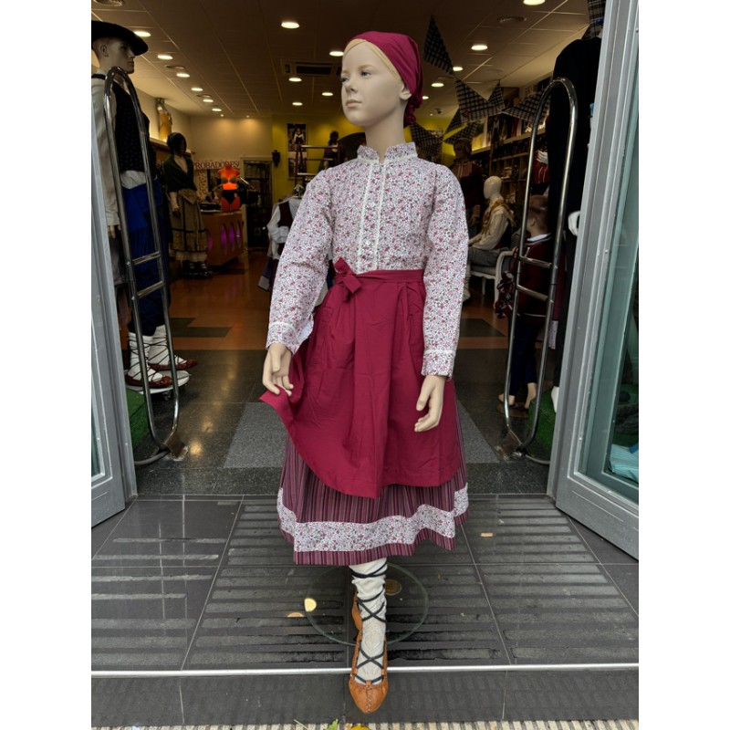 Neskatila granate talde tradizionala lore-blusarekin, gonarekin eta mantalarekin