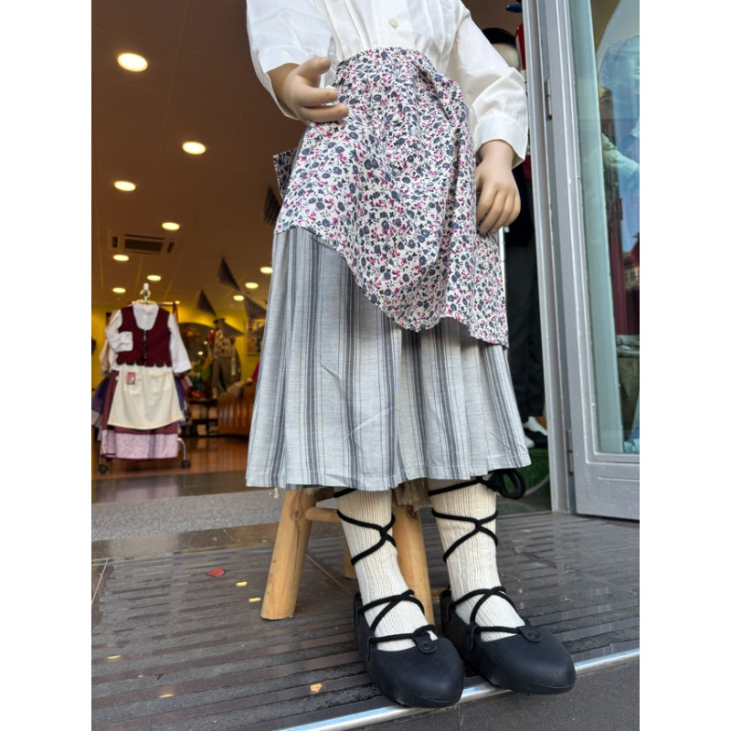 Conjunto tradicional niña gris y rosa con blusa, falda y pañuelo floral
