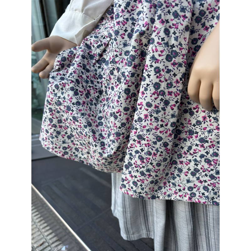 Conjunto tradicional niña gris y rosa con blusa, falda y pañuelo floral