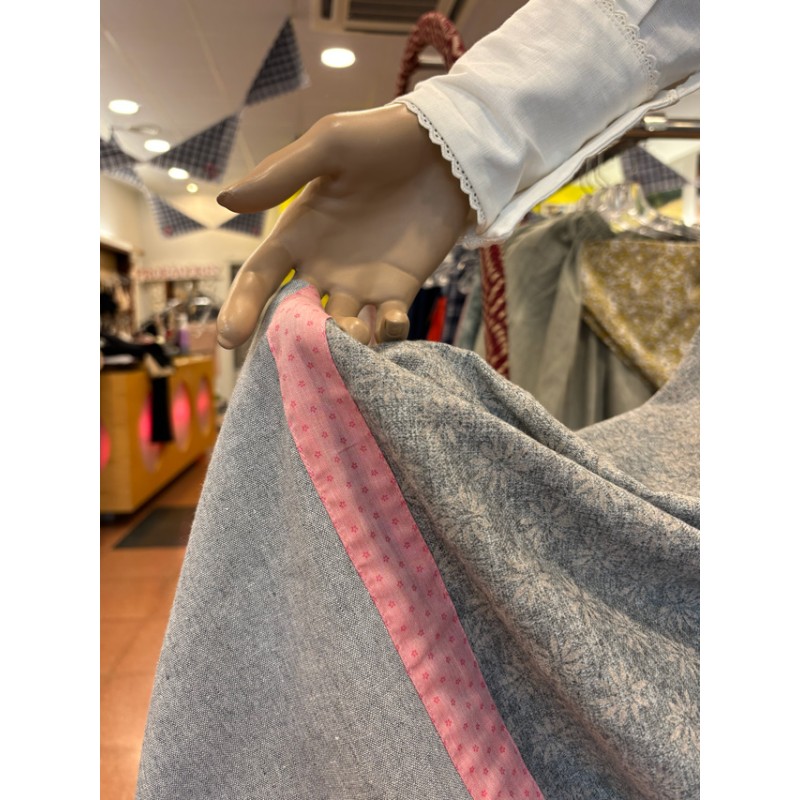 Falda Tradicional Vasca Gris con Detalles Rosas y Pañuelo Incluido