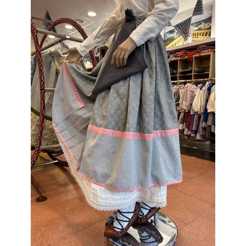 Falda Tradicional Vasca Gris con Detalles Rosas y Pañuelo Incluido