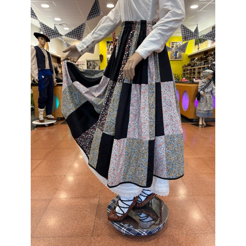 Falda Tradicional Vasca Patchwork con Pañuelo de Flores Incluido