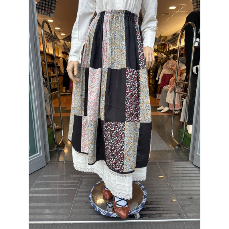Falda Tradicional Vasca Patchwork con Pañuelo de Flores Incluido