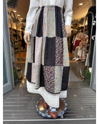 Falda Tradicional Vasca Patchwork con Pañuelo de Flores Incluido