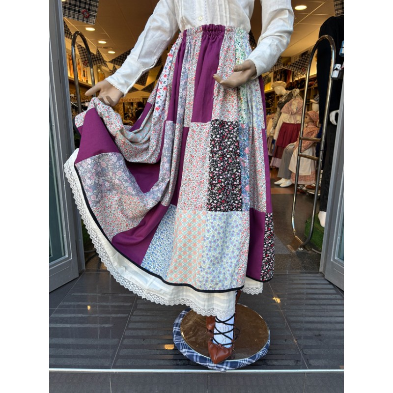 Falda Tradicional Vasca Patchwork en Tonos Morados y Flores