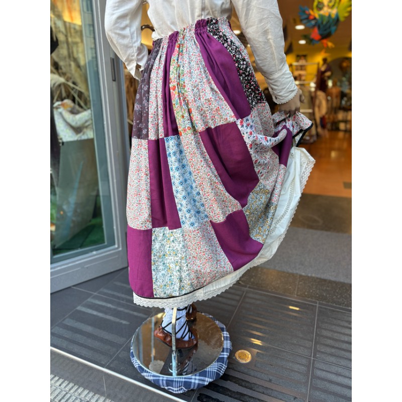 Falda Tradicional Vasca Patchwork en Tonos Morados y Flores