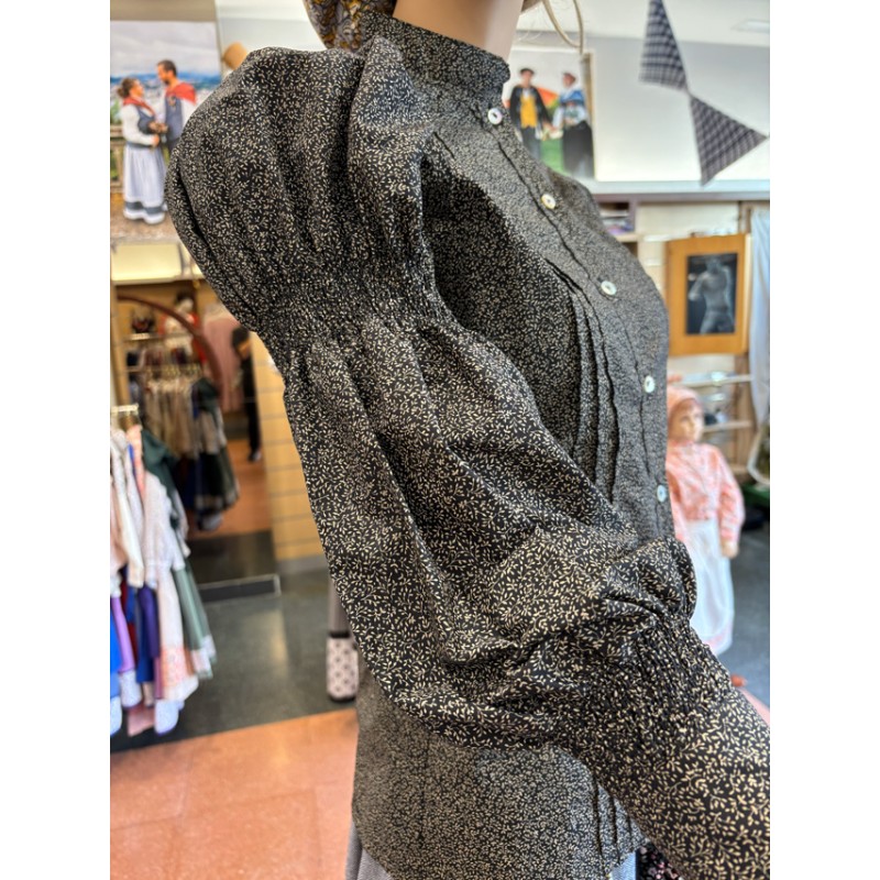 Blusa Tradicional Vasca Negra con Estampado Floral Fino