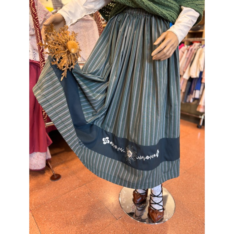 Euskal gona berdea, lauburu eta eguzkilore brodatuarekin