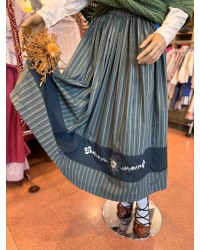 Euskal gona berdea, lauburu eta eguzkilore brodatuarekin