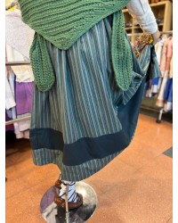 Falda vasca verde con bordado de lauburu y eguzkilore