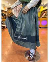 Falda vasca verde con bordado de lauburu y eguzkilore