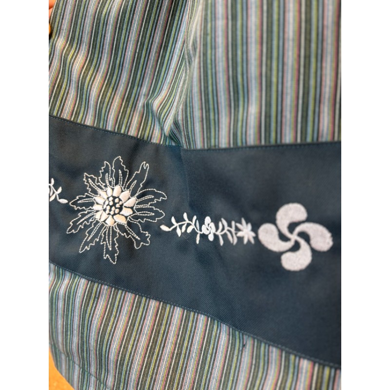 Euskal gona berdea, lauburu eta eguzkilore brodatuarekin