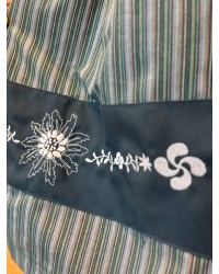 Falda vasca verde con bordado de lauburu y eguzkilore