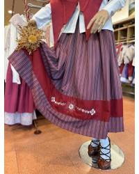 Falda vasca granate con bordado de lauburu y eguzkilore