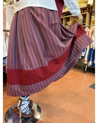 Falda vasca granate con bordado de lauburu y eguzkilore