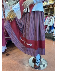 Falda vasca granate con bordado de lauburu y eguzkilore