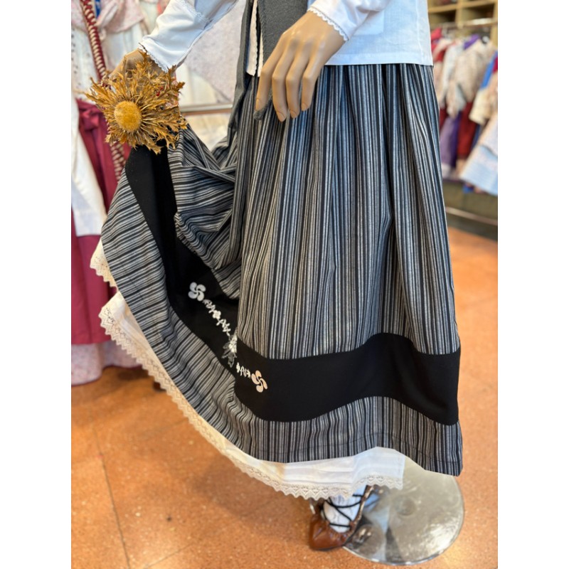 Euskal gona, tonu beltz eta grisetan, lauburu eta eguzkilore brodatuarekin