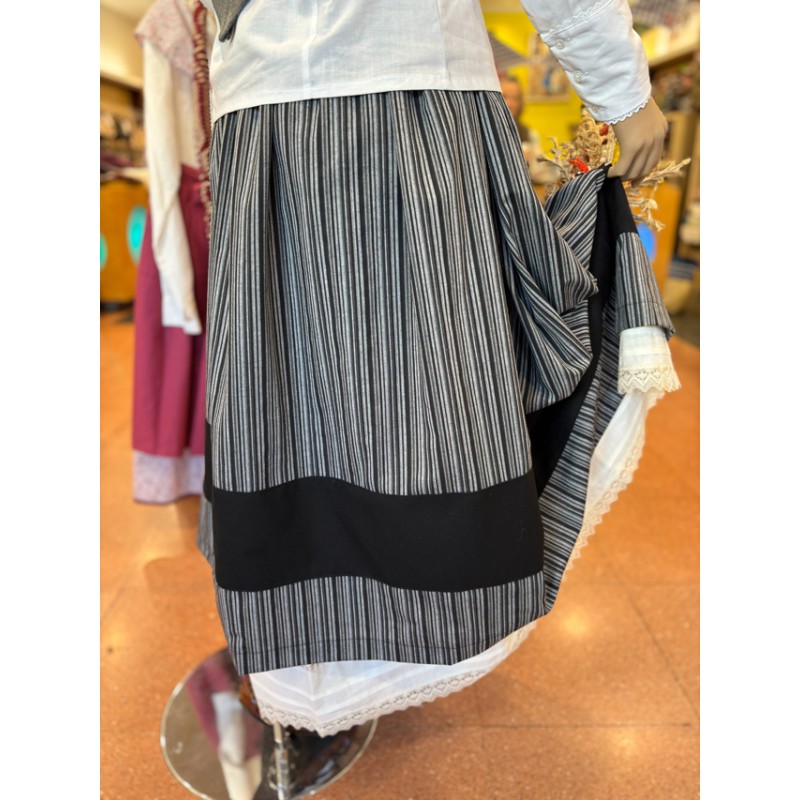 Euskal gona, tonu beltz eta grisetan, lauburu eta eguzkilore brodatuarekin