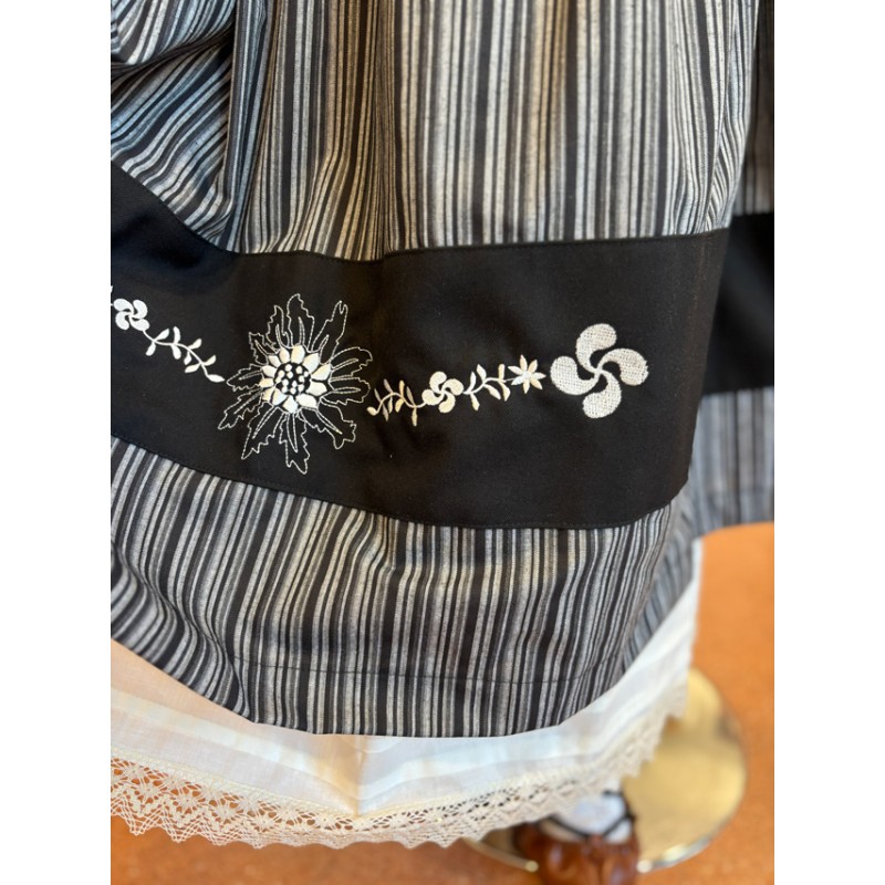 Euskal gona, tonu beltz eta grisetan, lauburu eta eguzkilore brodatuarekin