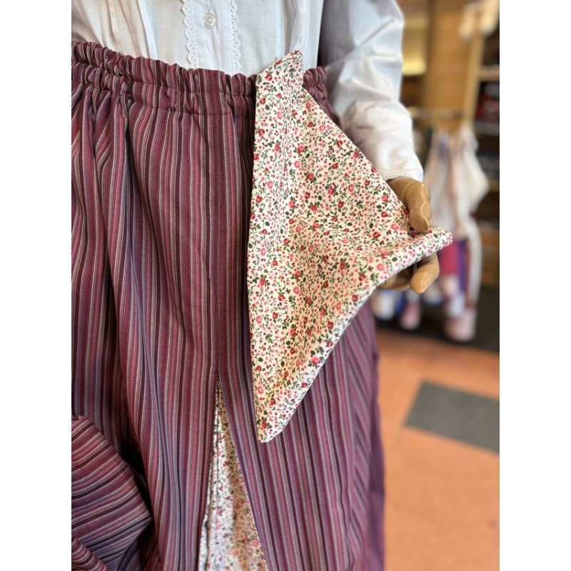 Falda vasca granate con pañuelo floral decorativo incluido