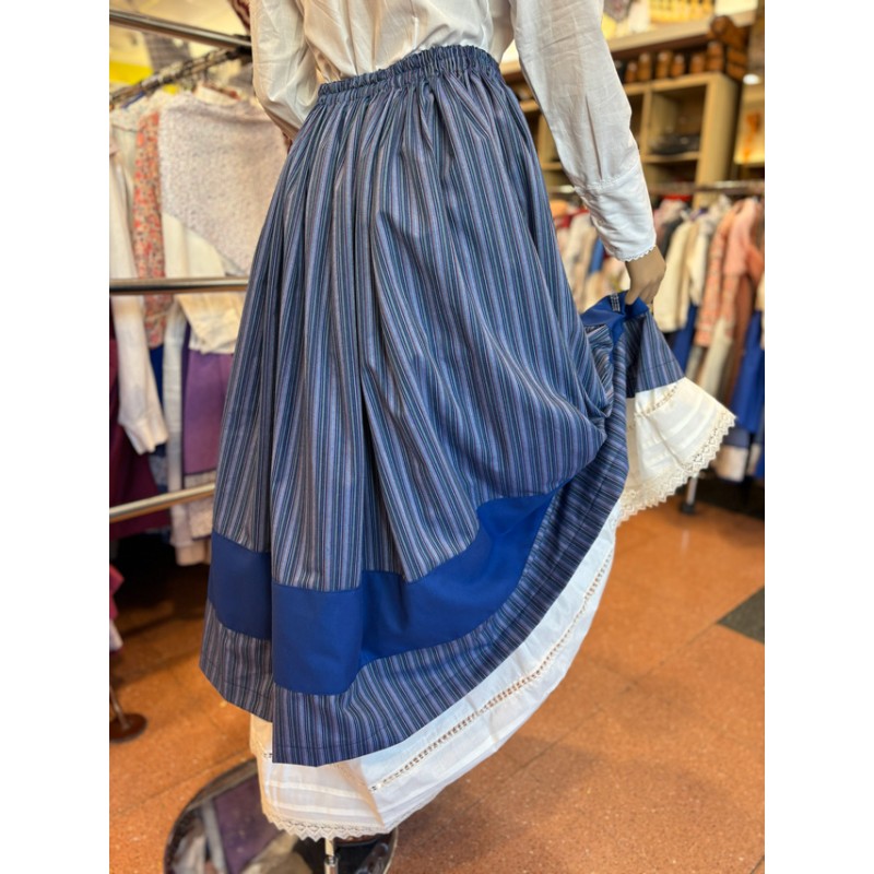 Euskal gona urdina, lauburu eta eguzkilore brodatuarekin