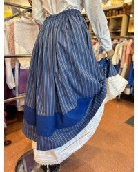 Falda vasca azul con bordado de lauburu y eguzkilore