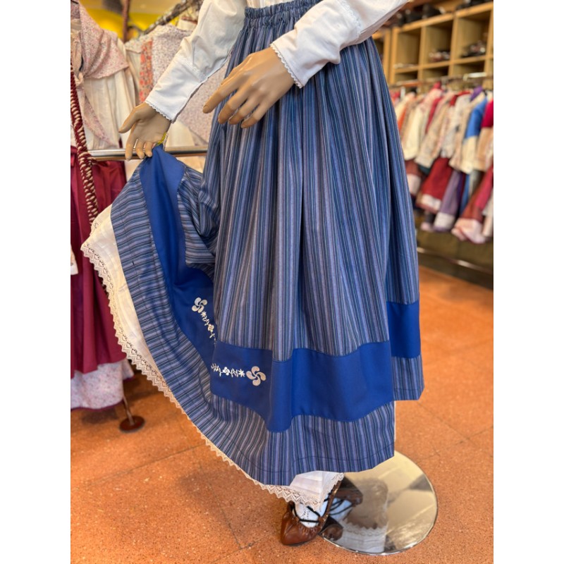 Falda vasca azul con bordado de lauburu y eguzkilore
