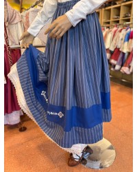 Falda vasca azul con bordado de lauburu y eguzkilore