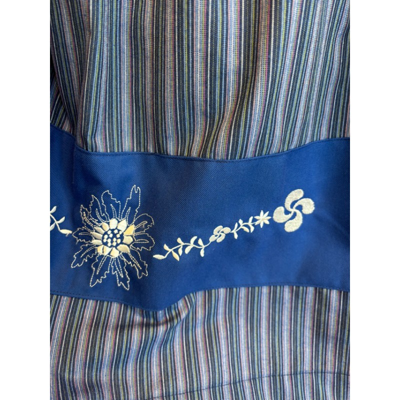 Falda vasca azul con bordado de lauburu y eguzkilore