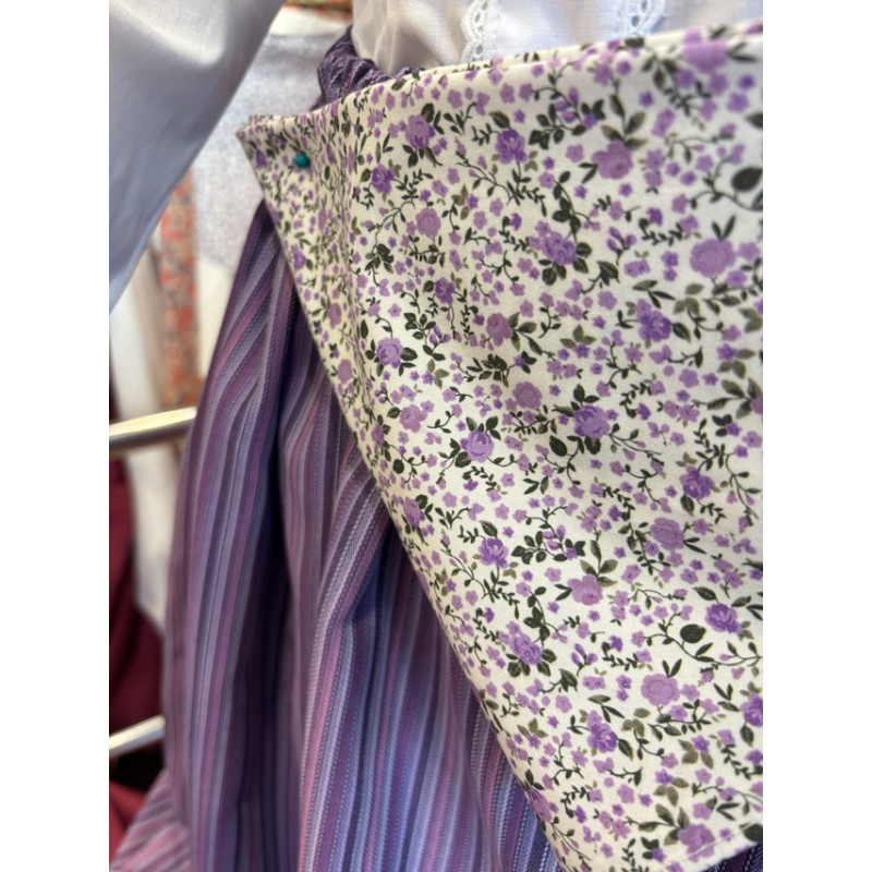 Falda vasca morada y lila con pañuelo floral incluido