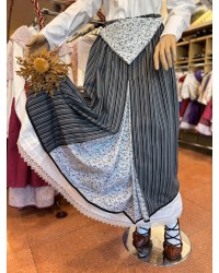 Falda vasca en tonos negros y grises con pañuelo floral incluido