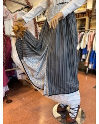 Falda vasca en tonos negros y grises con pañuelo floral incluido