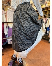 Falda vasca en tonos negros y grises con pañuelo floral incluido