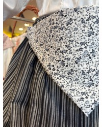 Falda vasca en tonos negros y grises con pañuelo floral incluido