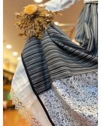 Falda vasca en tonos negros y grises con pañuelo floral incluido