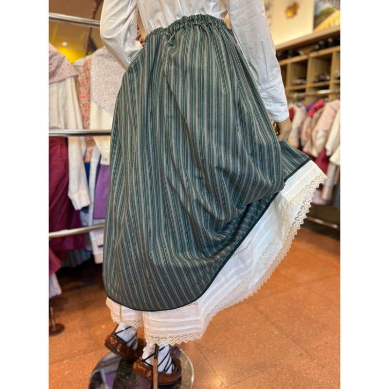 Falda vasca verde con pañuelo floral incluido