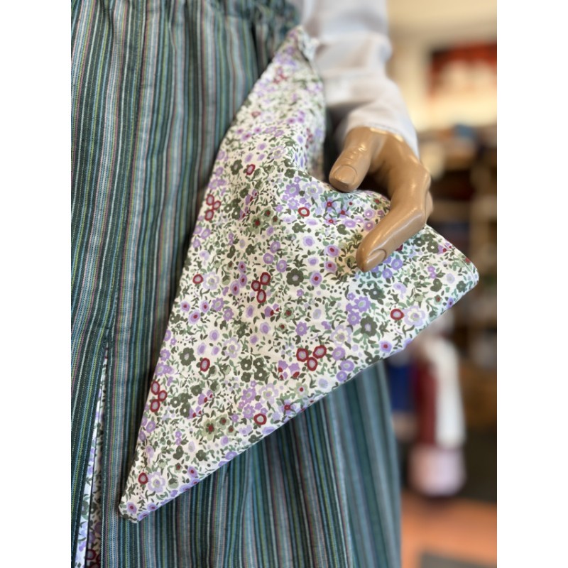 Falda vasca verde con pañuelo floral incluido